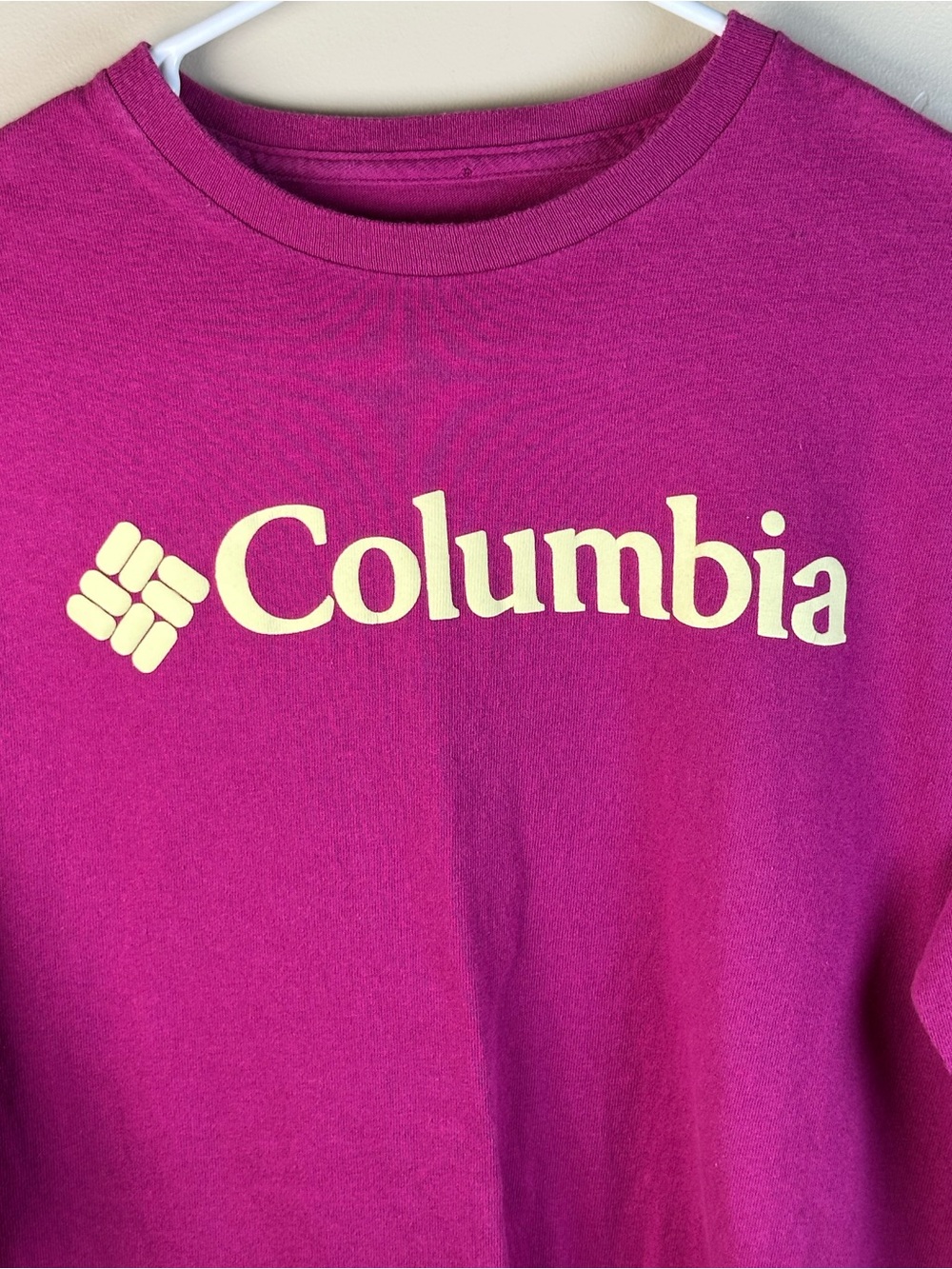 Columbia Men’s Medium Long Sleeve Everyday Tee in Fuchsia with Cream Logo P2P 20 - Picture 2 of 4